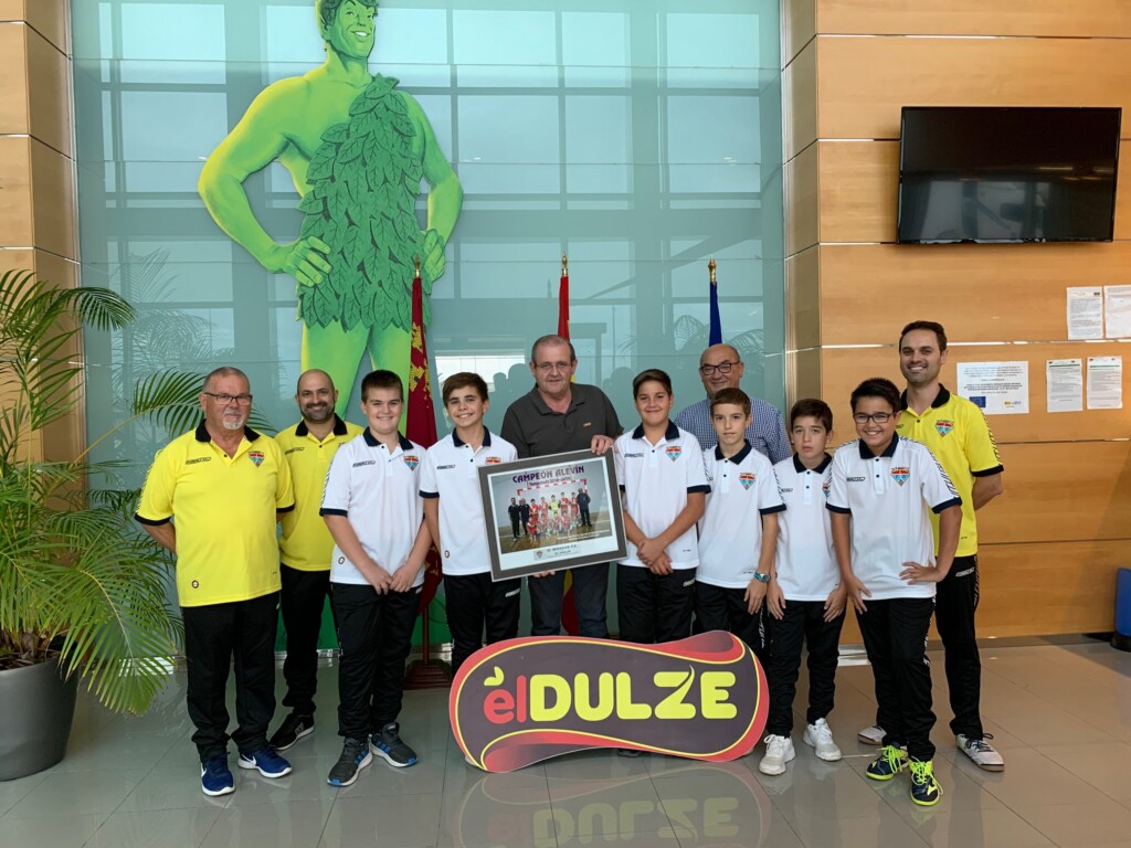 El Dulze es patrocinador y Co-fundador de la escuela de Fútbol-Sala El Mirador. Una escuela que emplea el deporte como instrumento para formar personas en valores de hábitos de vida y alimentación saludable.